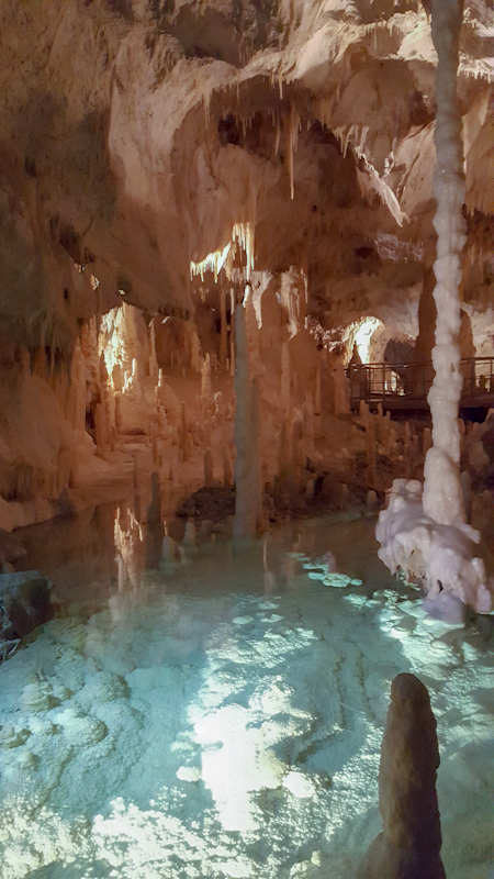 grotte di frasassi laghetto