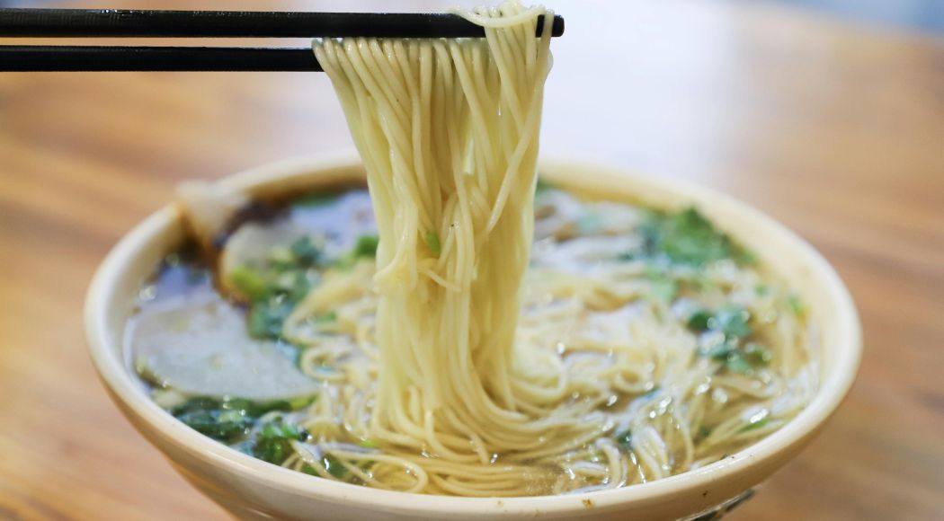 mangiare fuori tra bacchette sushi e noodles regole e tradizioni da conoscere